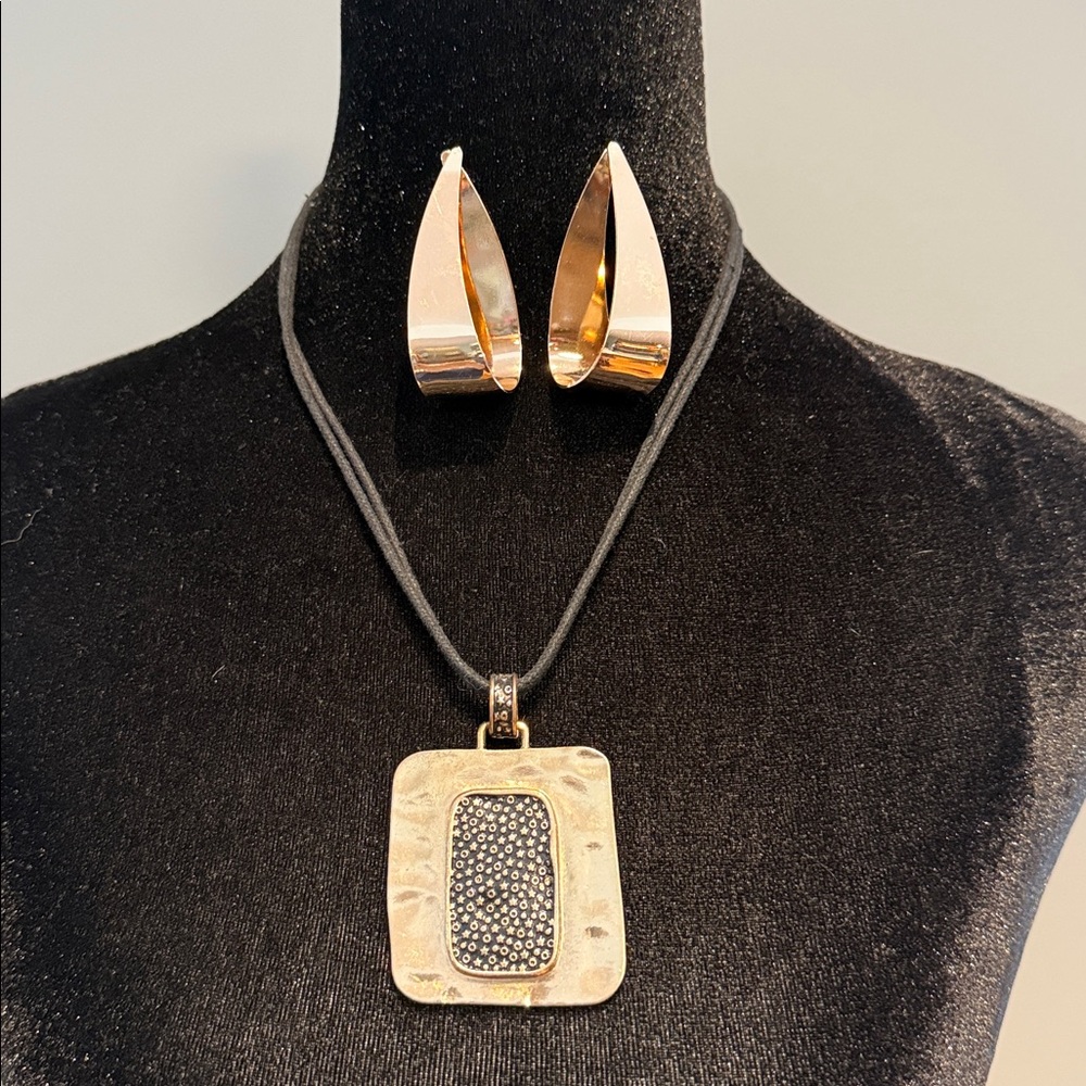 Necklace - Picture 1 of 2